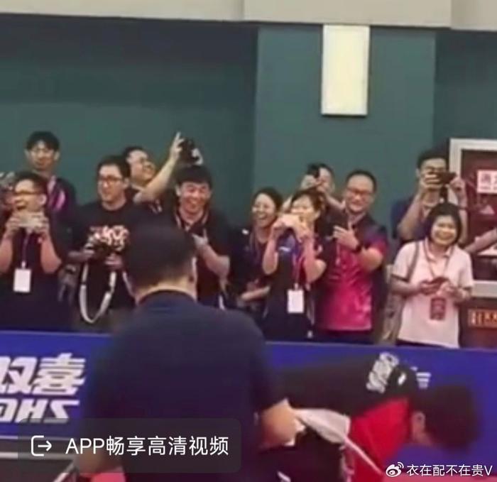 九游体育-“旗帜杯”开幕式，王楚钦陪领导打球主动失误送分，孙颖莎(王楚钦观看孙颖莎打球)
