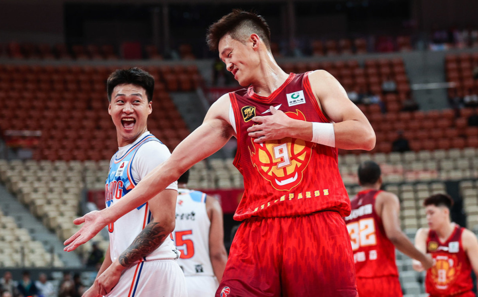 合同到期，余嘉豪下家3选1，张庆鹏上任北控，勇士悍将加盟中国(余嘉豪谁的儿子)